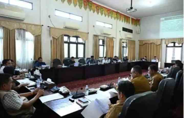 <p>ROKANHULU--Dewan Perwakilan Rakyat Daerah (DPRD) Kabupaten Rokan Hulu melalui badan anggaran menggelar rapat sinkronisasi terhadap hasil evaluasi gubernur Riau atas Rancangan Peraturan Daerah (Ranperda) tentang Anggaran Pendapatan dan Belanja Daerah (APBD) Rohul Tahun Anggaran 2026.</p><p><br></p><p>Rapat dilaksanakan, Selasa (20/1/2026), dihadiri pimpinan serta anggota Badan Anggaran DPRD Rohul serta sejumlah pihak dari lingkungan Pemerintah Kabupaten Rokan Hulu.</p>