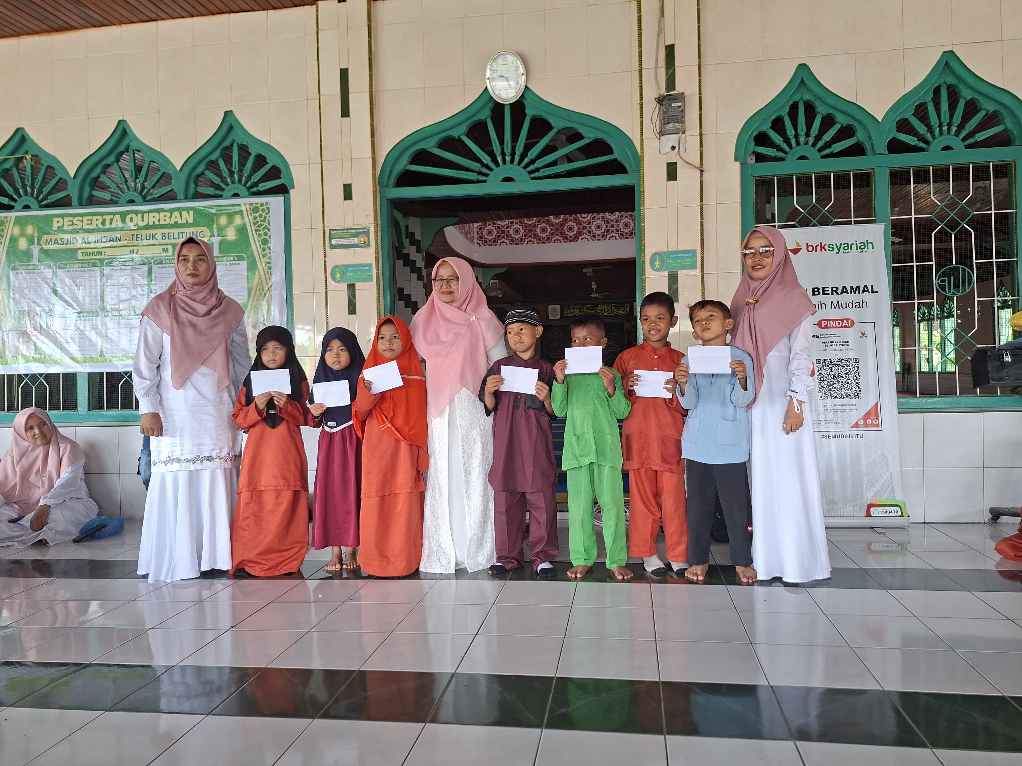 Dari Infak Jumat, SDN 01 Teluk Belitung Salurkan Santunan untuk 49 Siswa