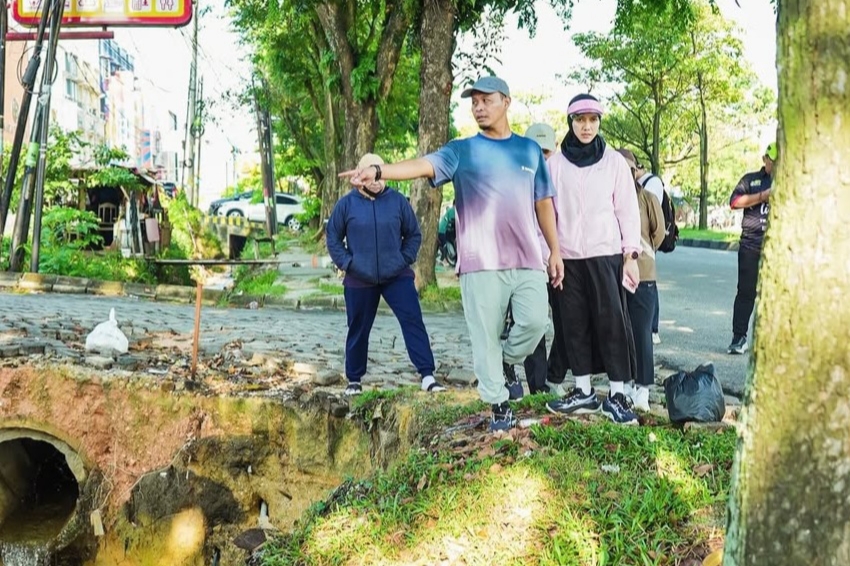 Wali Kota Pekanbaru Pimpin Gotong Royong Bersihkan Drainase di Jalan Arifin Ahmad