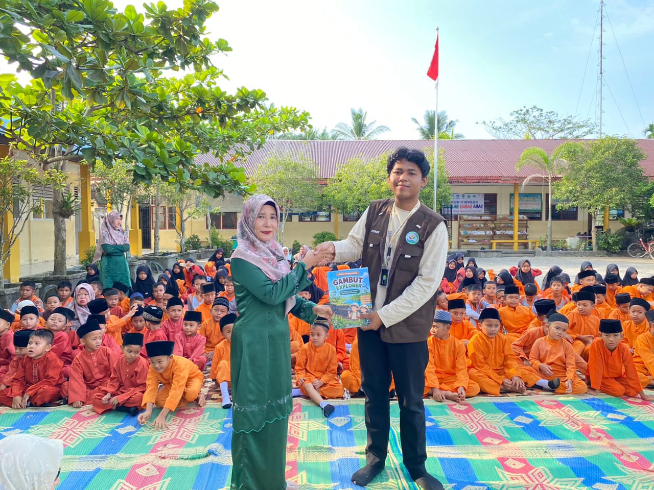 Perkuat Edukasi Gambut Sejak Dini, Mahasiwa Kukerta UNRI Serahkan Modul ke SDN 37 Bengkalis