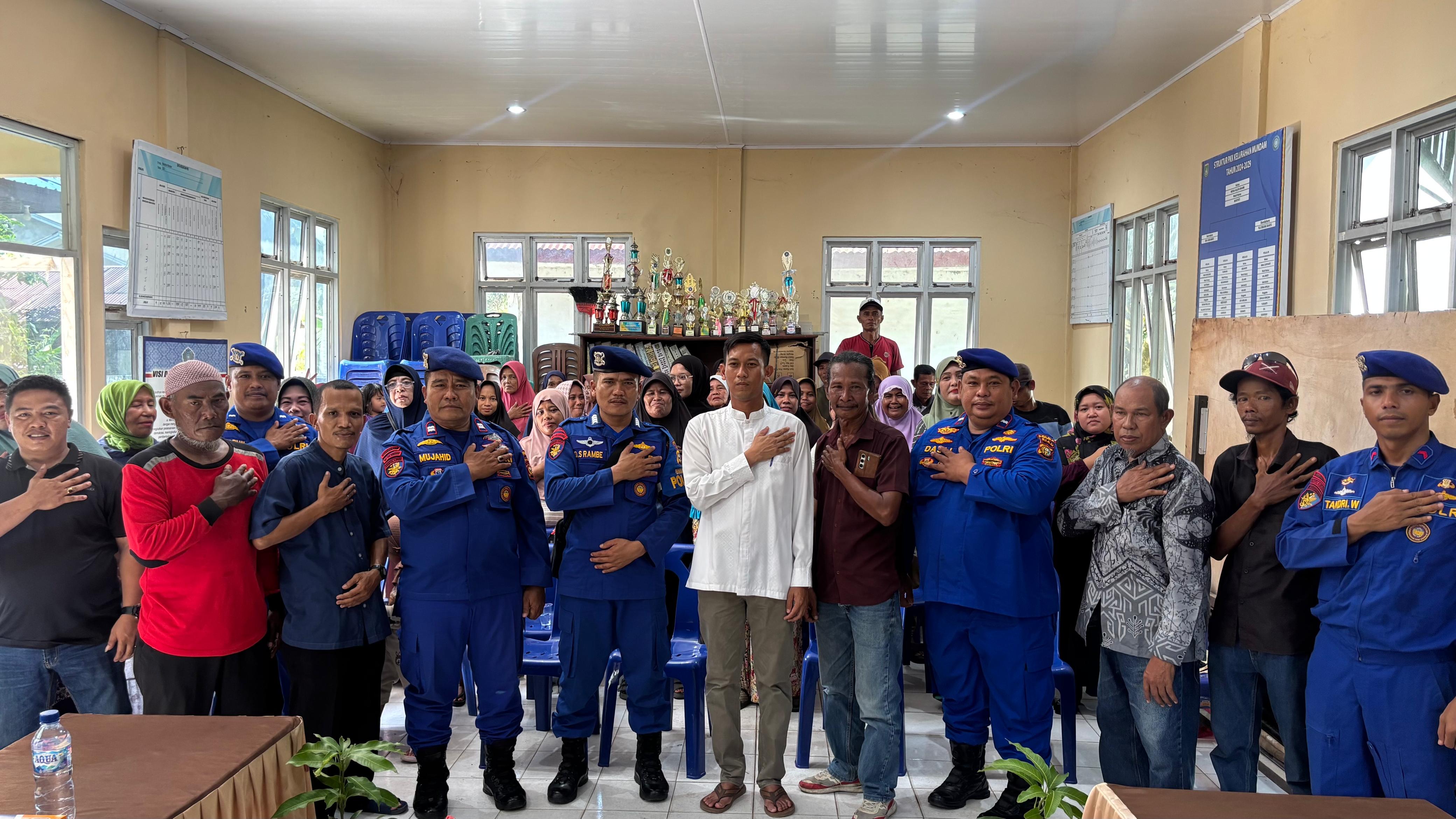 Ditpolairud Polda Riau Gelar Program JALUR di Dumai, Bagikan beras, Bendera Merah putih hingga Bibit Pohon Sambut HUT RI ke-81