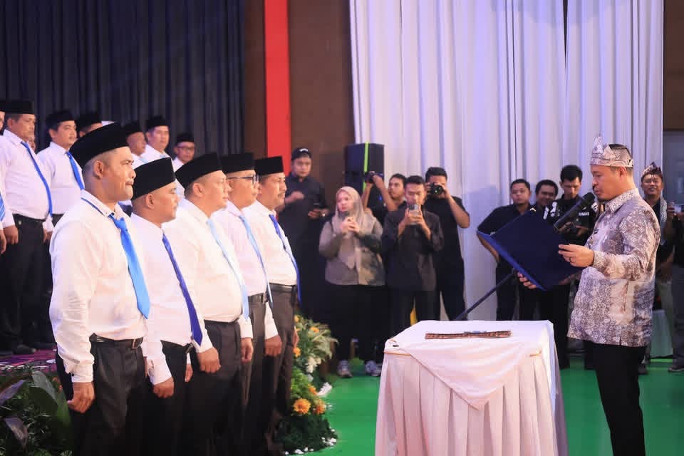 55 RT dan 17 RW di Kulim Dilantik, Camat Minta Layani Warga Sepenuh Hati