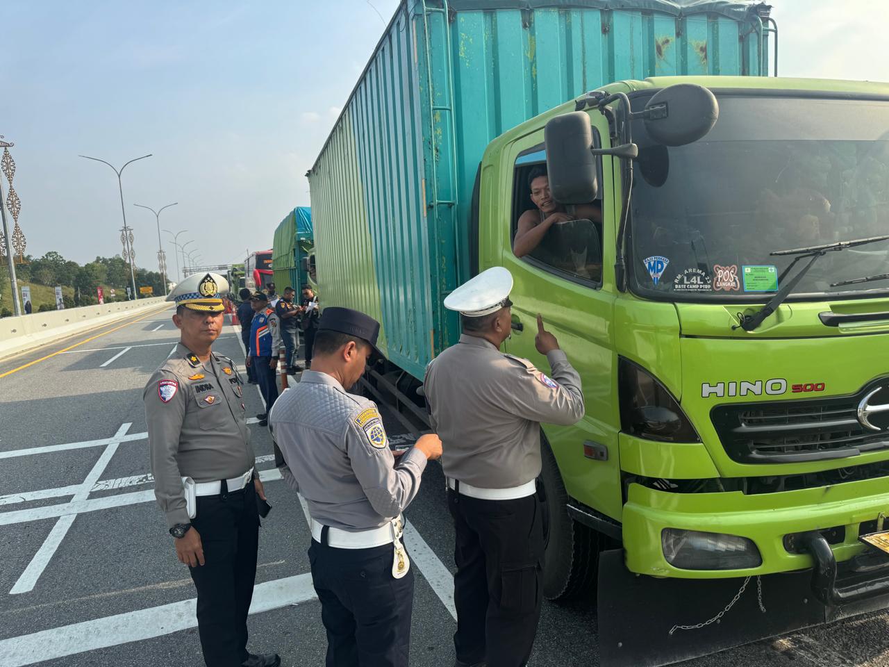 Belasan Truk ODOL Ditertibkan di Tol Pekanbaru-Dumai, Enam Diberi Teguran