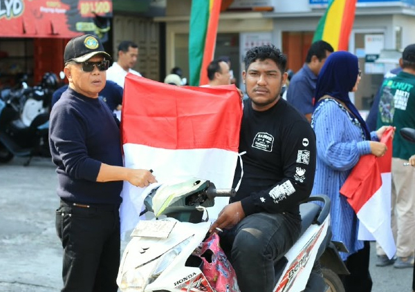 Bupati Pimpin Pembagian 1.000 Bendera, Ajak Warga Semarakkan Kemerdekaan