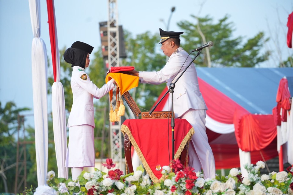 Wabup Muzamil Pimpin Upacara Penurunan Bendera HUT ke-81 RI di Meranti