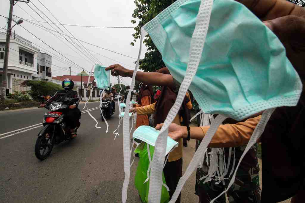 Pemprov Riau Bagikan 14 Ribu Masker Gratis untuk Cegah Dampak Kabut Asap Karhutla