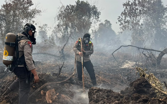Brimob Polda Riau Gunakan Breathing Apparatus Tembus Asap Karhutla di Kampar
