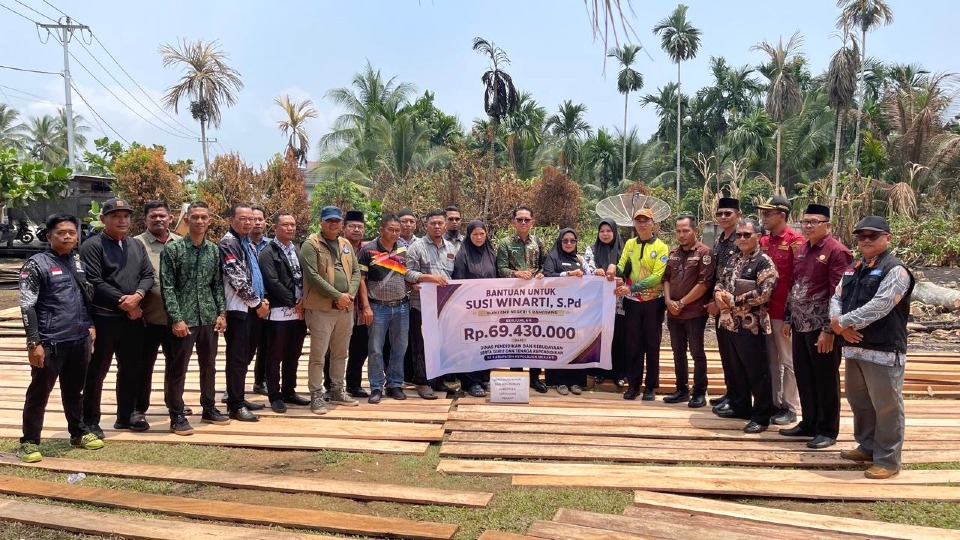 Sekda Meranti Salurkan Bantuan Rp69,4 Juta untuk Guru Korban Kebakaran di Rangsang