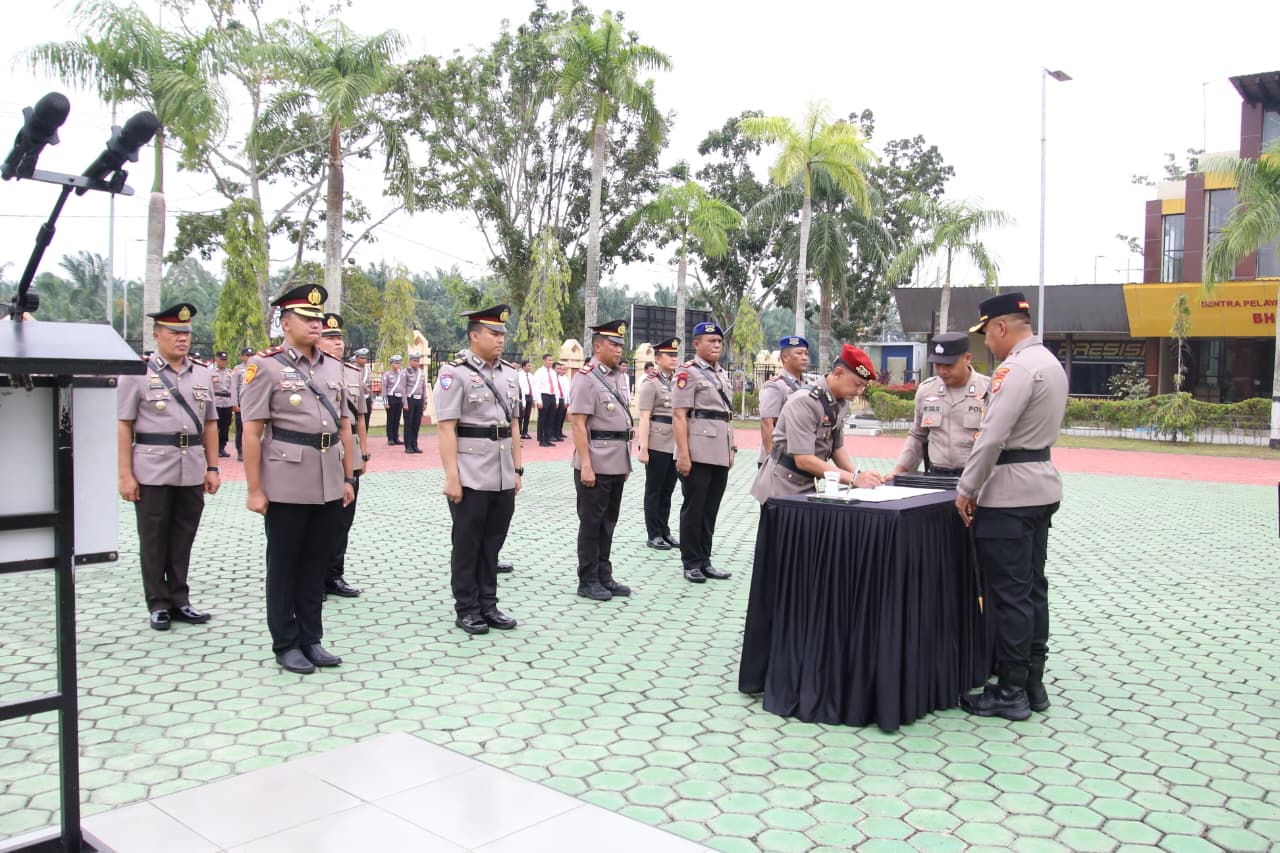 Mutasi di Lingkungan Polres Siak, Sejumlah Kasat dan Kapolsek Jalani Sertijab