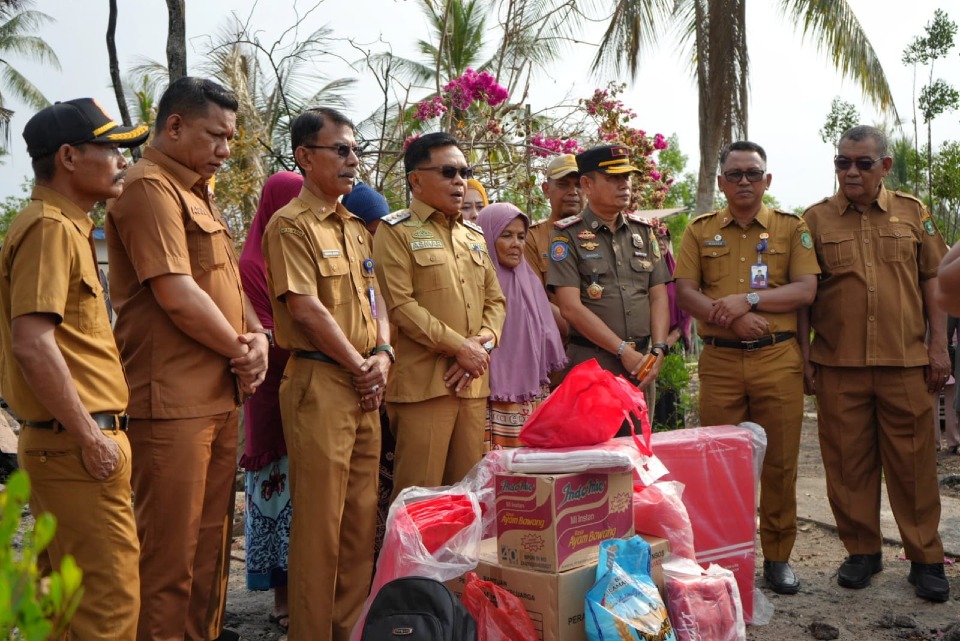 Kunjungi Korban Kebakaran, Bupati Meranti Serahkan Bantuan dan Janji Bangun Rumah