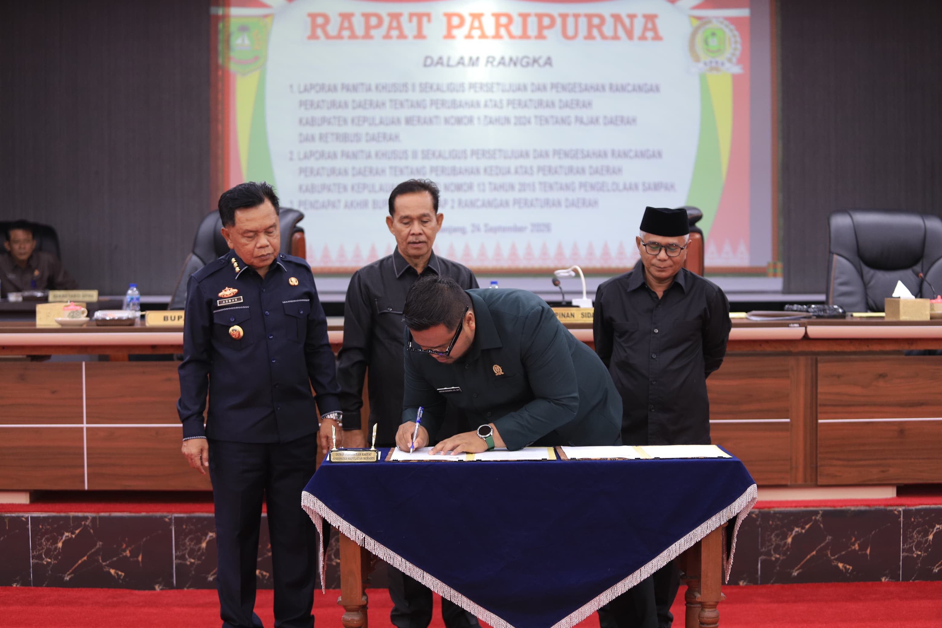 DPRD Meranti Sahkan Dua Ranperda tentang Pajak dan Pengelolaan Sampah