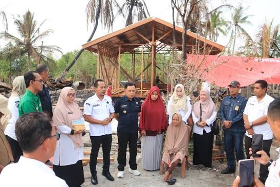 Bupati Asmar Serahkan Santunan Rp61,5 Juta untuk Guru Korban Kebakaran