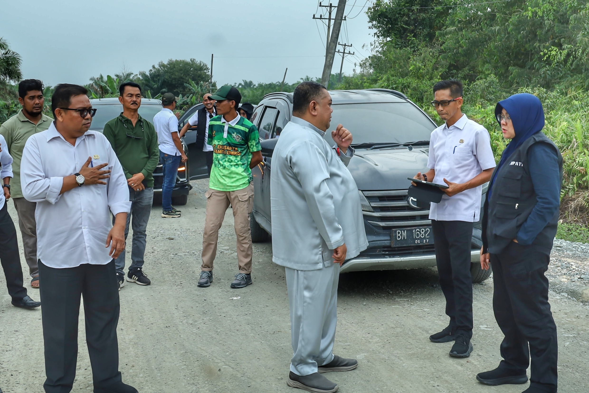 Afni Zulkifli Pantau Perbaikan Jalan Akses Tiga Kampung di Siak