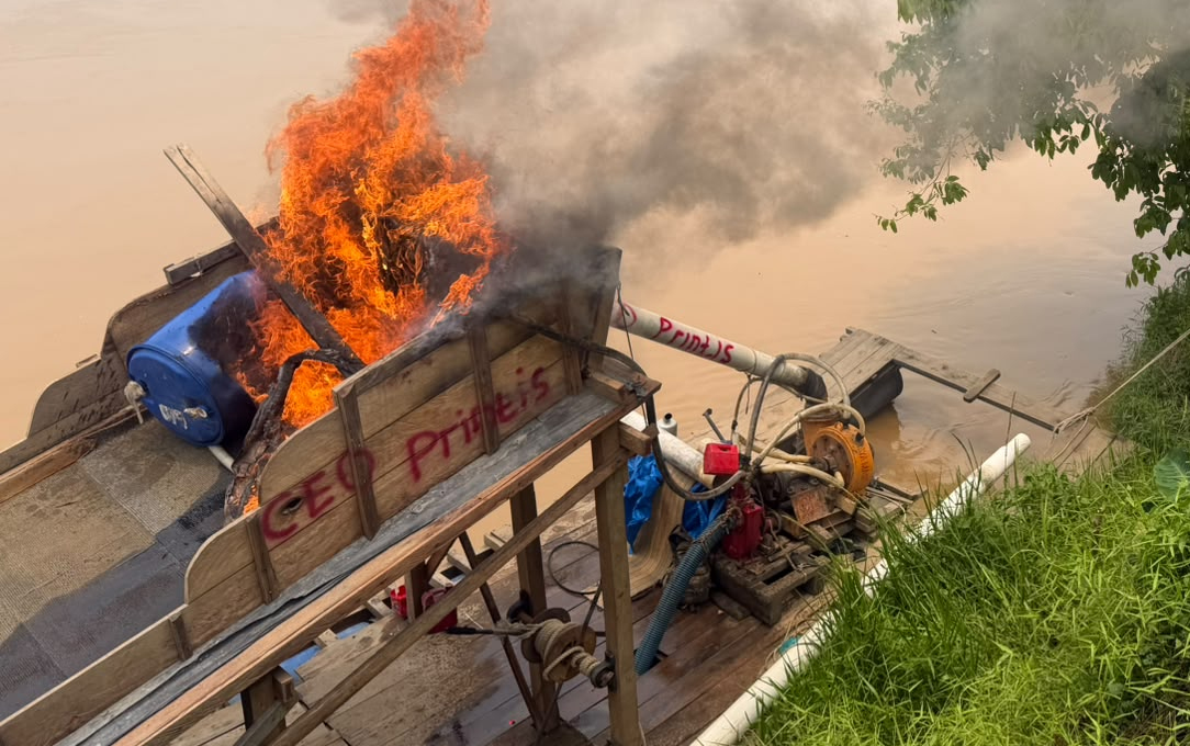 Rakit Tambang Emas Ilegal Hangus Dibakar Polsek Cerenti di Sungai Kuantan