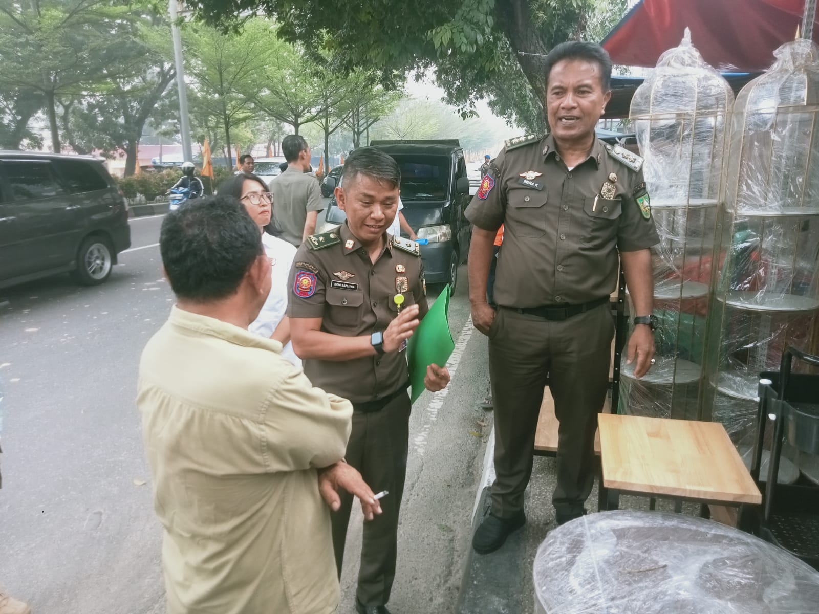 Diduga Gunakan Trotoar untuk Usaha, Toko Mebel Disosialisasi Satpol PP