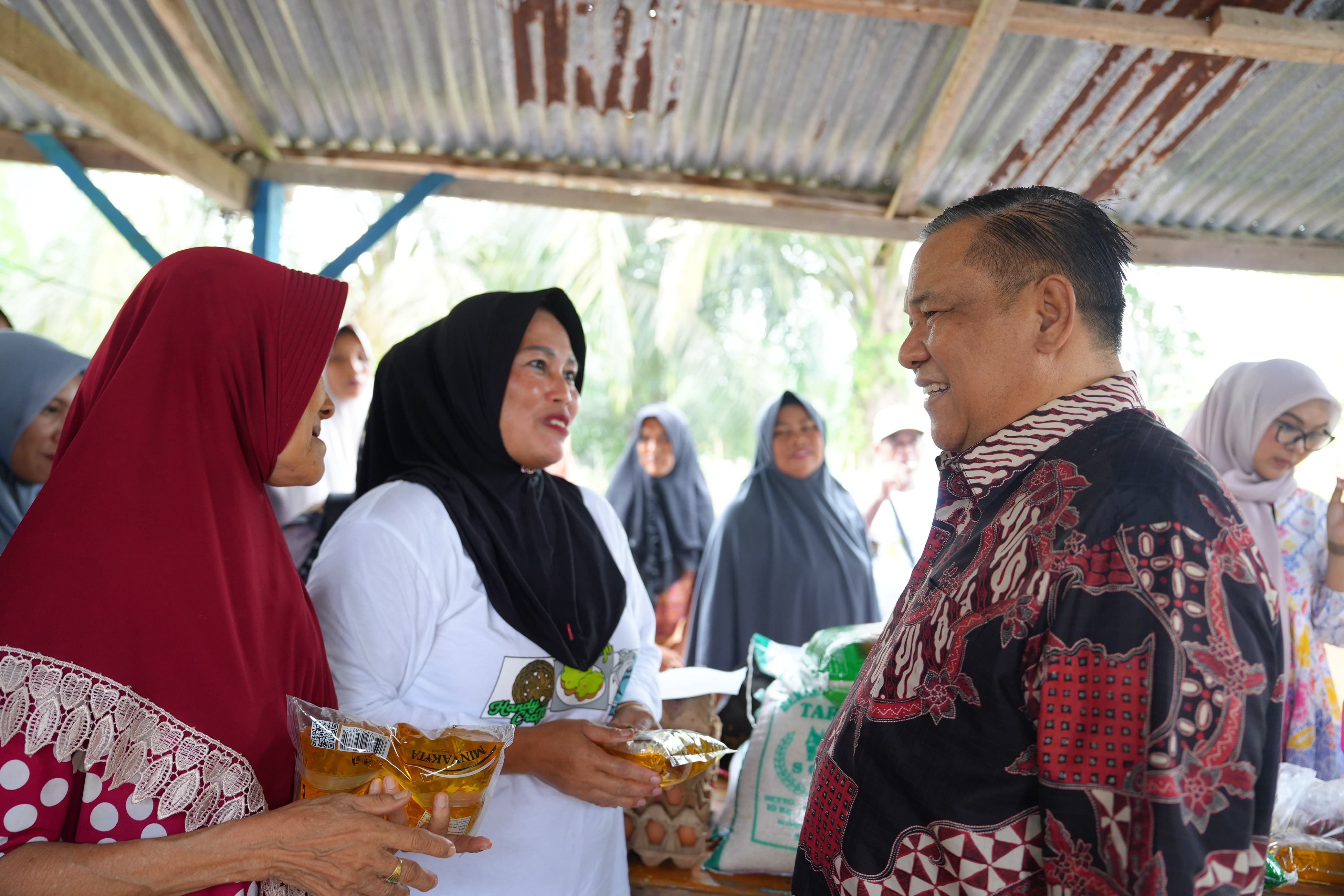 Tinjau Pasar Murah di Melebung, Plt Gubernur Bagikan Beras dan Minyak Goreng Gratis