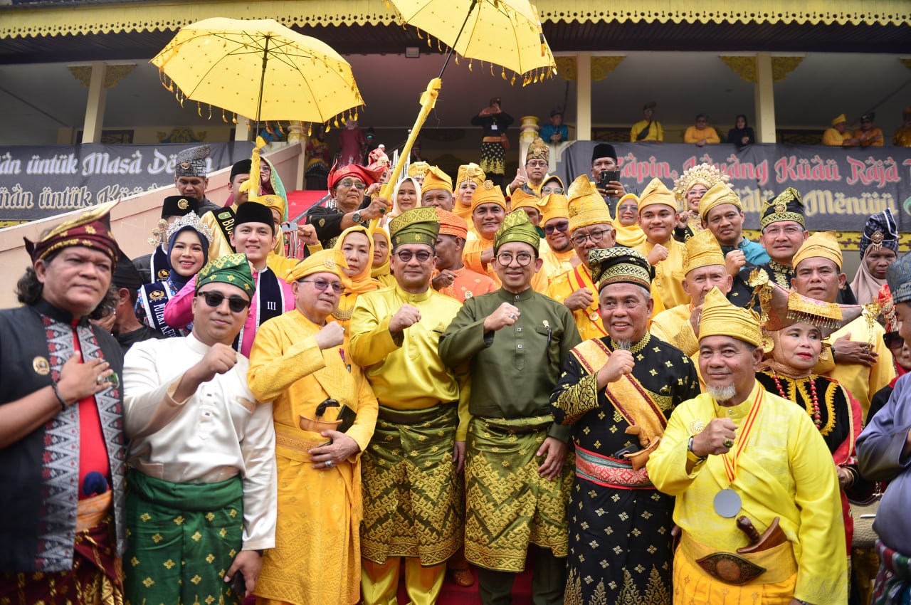 Menbud Fadli Zon Lepas Arak-arakan Keberagaman di LAMR Riau, Perkuat Persatuan Antaretnis