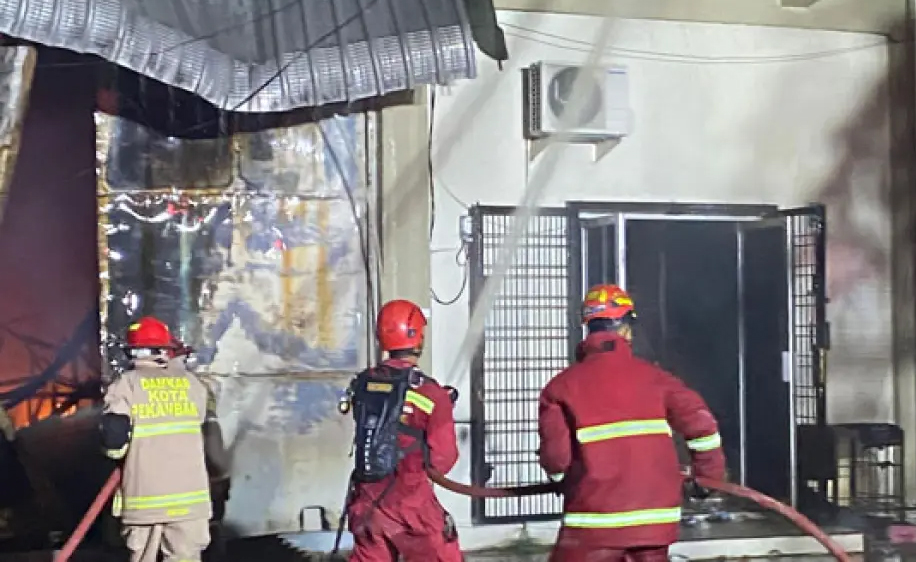Tujuh Gudang di Pergudangan Avian Pekanbaru Terbakar, Damkar Kerahkan 10 Mobil Pemadam