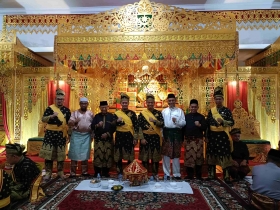 Walikota Agung Nugroho dan Wakil Markarius Anwar Menerima Gelar Adat
