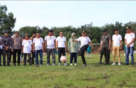 Tendangan Perdana Bupati Asmar di Pembukaan Turnamen Apdesi Cup III Kecamatan Rangsang