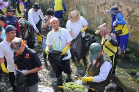 Wako Agung Bersama Istri dan Jajaran Pemko Gotong Royong di Sejumlah Titik, Kolaborasi dengan Pemprov