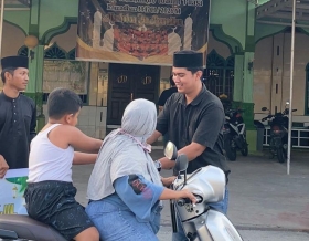 Didukung PT ITA, OPP Teluk Belitung Berbagi 100 Paket Takjil di Masjid Al-Ikhsan dan Pasar Suka Ramai  