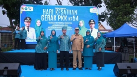 Wali Kota Pekanbaru Berikan Hadiah Umrah kepada Dua Kader PKK Berprestasi
