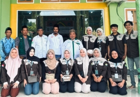 Bangun Kepedulian Sosial, Mahasiswa Kukerta UNRI Ikut Sukseskan Pendistribusian Zakat di Kampung Banjar Seminai