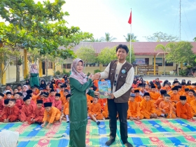 Perkuat Edukasi Gambut Sejak Dini, Mahasiwa Kukerta UNRI Serahkan Modul ke SDN 37 Bengkalis
