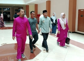 Bupati Asmar Jenguk Pasien di RSUD Dorak, Tegaskan Komitmen Pelayanan Kesehatan Humanis