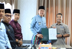 Wabup Meranti Serahkan Santunan BPJS Rp52 Juta, Program Jaminan Sosial Ketenagakerjaan Diperkuat
