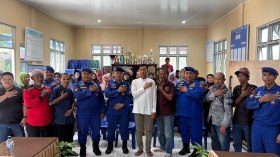 Program JALUR di Dumai, Ditpolairud Polda Riau Bagikan Beras, Bendera dan Bibit Pohon