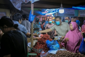 Kualitas Udara Pekanbaru Memburuk, Pemko Salurkan 2.000 Masker di Pasar Cik Puan