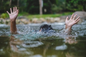 Dua Remaja Tewas Tenggelam Saat Memancing di Pemecah Ombak Pantai Senekip Bengkalis