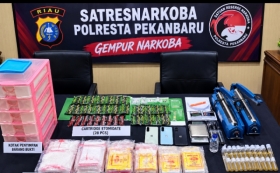 Gerebek Kamar Kos di Pekanbaru, Satresnarkoba Amankan Perempuan dan Puluhan Cartridge Diduga Berisi Etomidate