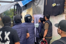 Polisi Robohkan Gubuk Diduga Jadi Sarang Narkoba di Pekanbaru, Dua Pria Positif Sabu